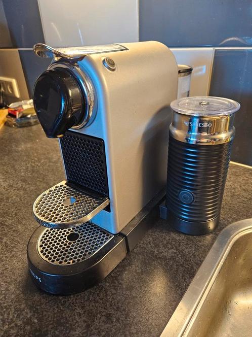 Nespresso machine met melkopschuimer eraan vast, Witgoed en Apparatuur, Koffiezetapparaten, Gebruikt, Koffiepads en cups, Koffiemachine