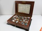 Vintage houten kist met collectie ruwe mineralen, Verzamelen, Mineralen en Fossielen, Ophalen of Verzenden, Mineraal