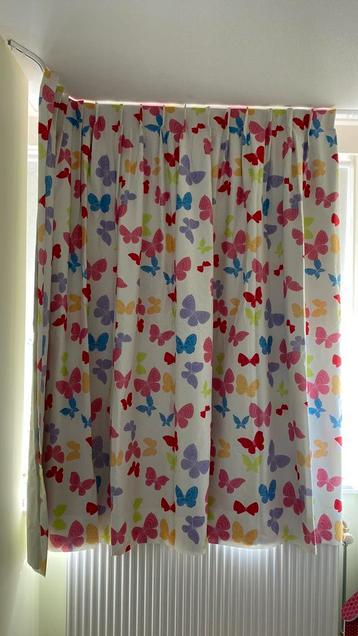 Verduisterende vindergordijnen beschikbaar voor biedingen