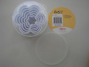 Nieuwe set van zes bloemvormige koekvormen uitsteekvormen beschikbaar voor biedingen