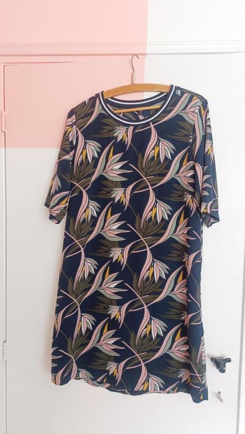 Hema donkerblauw jurkje met bloemen patroon, Kleding | Dames, Jurken, Zo goed als nieuw, Maat 42/44 (L), Blauw, Boven de knie