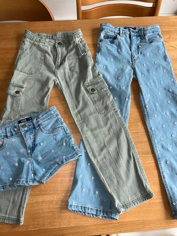 Leuke jeansset maat 128/134 – bloemenprint & cargostijl beschikbaar voor biedingen