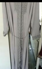 Elegante grijze caftan, Overige typen, Maat 46/48 (XL) of groter, Nieuw, Ophalen of Verzenden