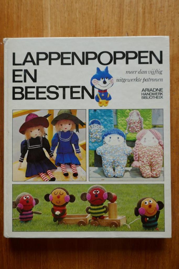 Lappenpoppen en beesten === Ariadne Handwerkbibliotheek, Boeken, Hobby en Vrije tijd, Gelezen, Borduren en Naaien, Ophalen of Verzenden