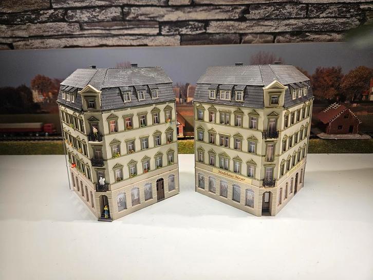2x hoekhuizen flats N spoor modeltrein 1:160, Hobby en Vrije tijd, Modeltreinen | N-Spoor, Gebruikt, Brug, Tunnel of Gebouw, Gelijkstroom of Wisselstroom