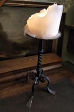 Gesmeden ijzeren kandelaar (kaarsenstandaard; Middeleeuws), Gebruikt, Zwart, Ophalen of Verzenden, Metaal