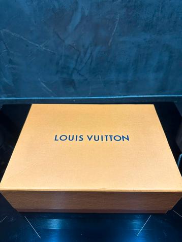Louis Vuitton Liv Pouchette beschikbaar voor biedingen