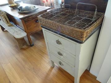 diverse antieke en brocante kasten en kastjes beschikbaar voor biedingen