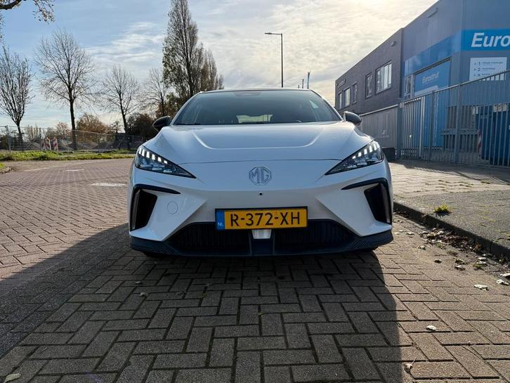 MG4 Long Range Luxury 64kWh 204pk 2022 Wit 1e eigenaar BTW, Auto's, MG, Particulier, 360° camera, ABS, Achteruitrijcamera, Adaptieve lichten