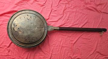 Antieke koperen bedpan met decoratie beschikbaar voor biedingen