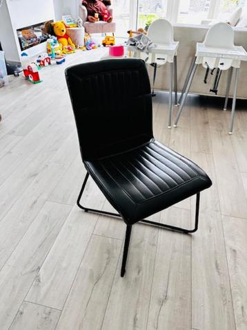 4 eetkamer stoelen beschikbaar voor biedingen