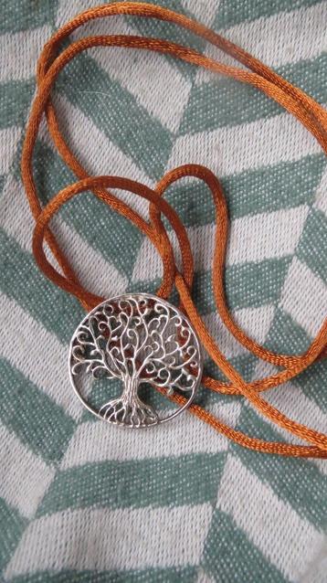 Levensboom, zilver, ketting hanger aan satijnen ketting beschikbaar voor biedingen