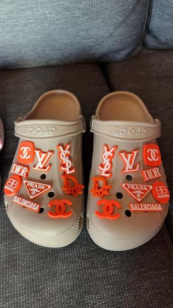 Crocs bedels  beschikbaar voor biedingen