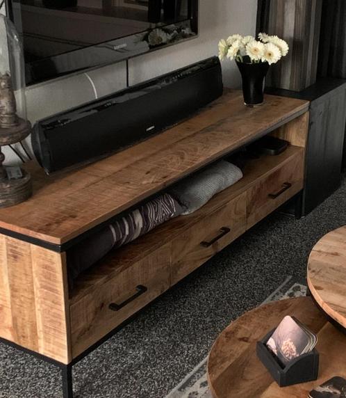 Prachtig tv meubel van  mangohout met ijzer, Huis en Inrichting, Kasten | Televisiemeubels, Zo goed als nieuw, Minder dan 100 cm