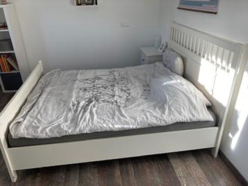 Bed met bureau beschikbaar voor biedingen