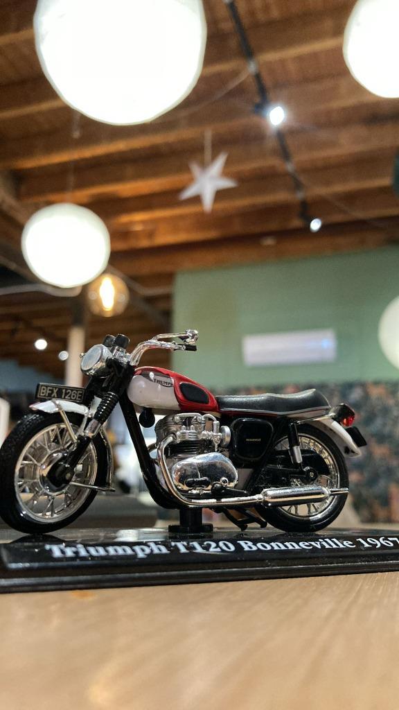 Miniatuur Triumph T120 Bonneville 1967 – Stoere klassieker, Verzamelen, Automerken, Motoren en Formule 1, Zo goed als nieuw, Motoren