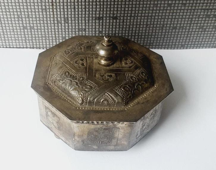 achthoekige sieradendoos met rood fluwelen voering, Antiek en Kunst, Curiosa en Brocante, Ophalen of Verzenden