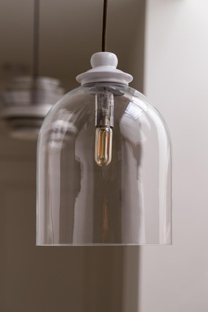 Glazen kroonluchter met elementen van porselein, Huis en Inrichting, Lampen | Hanglampen, Zo goed als nieuw, Minder dan 50 cm