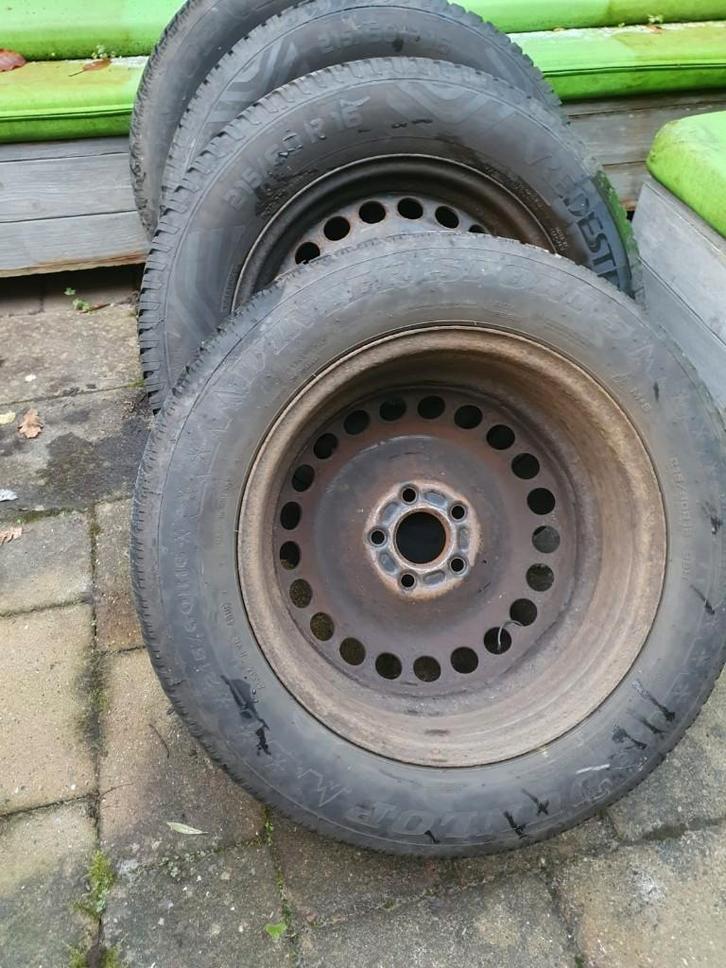 winterbanden op stalen velgen 215/60R16 + sneeuwkettingen, Auto-onderdelen, Banden en Velgen, Banden en Velgen, Winterbanden, 16 inch