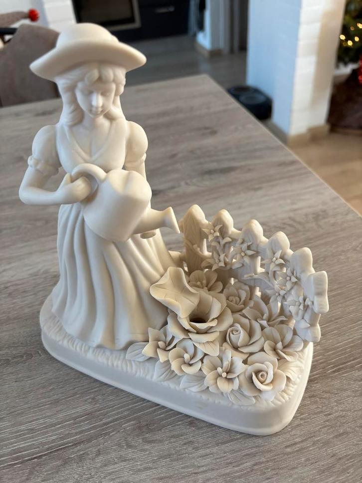 Beeld Tuinvrouw met Gieter - Goede Staat, Antiek en Kunst, Antiek | Keramiek en Aardewerk, Ophalen