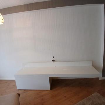 Hoogglans wit TV-meubel – modern en strak design beschikbaar voor biedingen