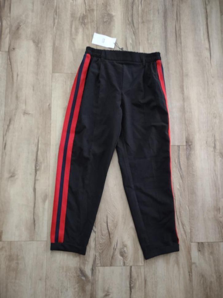 Prachtige nieuwe zwarte pantalon met rode strepen Bershka, L, Kleding | Dames, Broeken en Pantalons, Nieuw, Maat 42/44 (L), Zwart