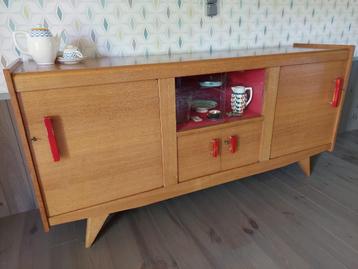 Prachtig vintage dressoir met mooie details beschikbaar voor biedingen