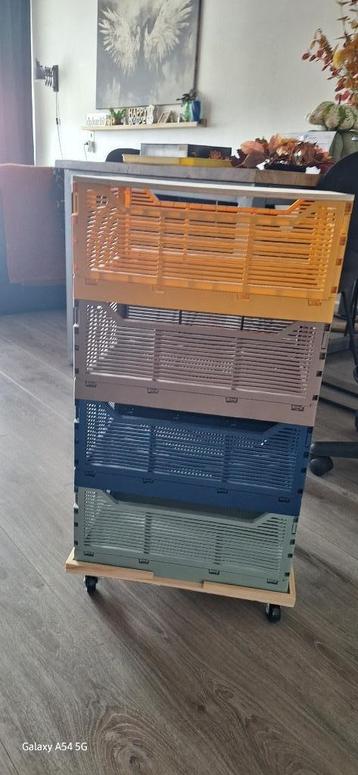 Hema stappel kratjes met ondestel en deksel beschikbaar voor biedingen