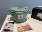 Nieuwe hoge Staub La Cocotte 24 cm on de doos geleverd, Huis en Inrichting, Keuken | Potten en Pannen, Gietijzer, Nieuw, Ophalen of Verzenden