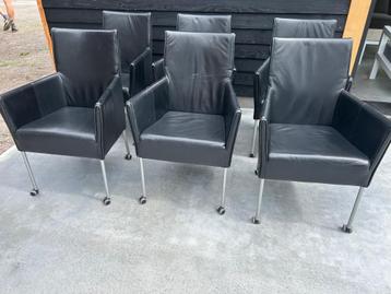 Zes zwarte eetkamer stoelen op wieltjes  beschikbaar voor biedingen