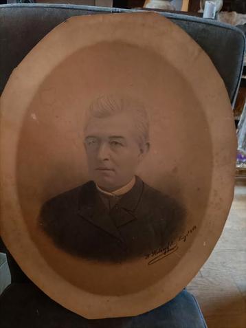 Antieke ovale tekening van man
Met handtekening brocante beschikbaar voor biedingen