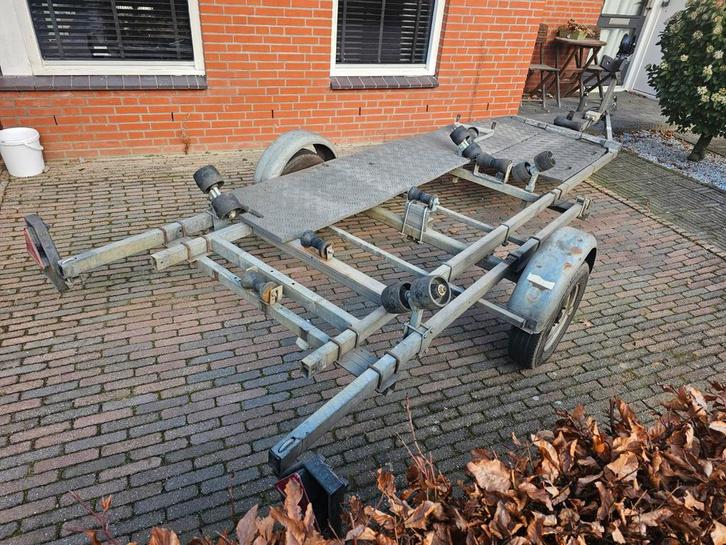 Stevige trailer met rijplaat en waterdichte verlichting., Watersport en Boten, Boottrailers, Minder dan 6 meter, Ophalen