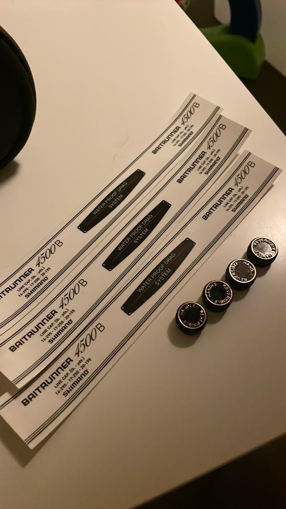 Shimano sticker knopje dopje schroefje, Watersport en Boten, Hengelsport | Karpervissen, Nieuw, Molen, Ophalen of Verzenden