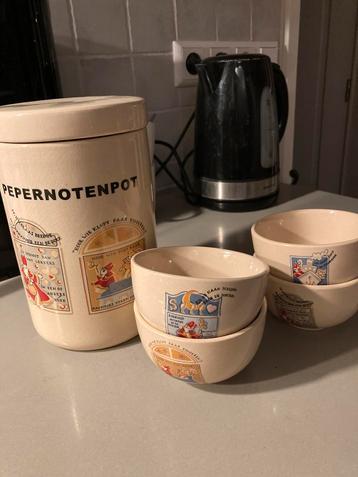 Creme kleurig, aardewerk Pepernotenpot met 4 kommetjes beschikbaar voor biedingen