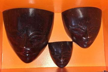Set 3 houten maskers verschillende maten. Wanddecoratie. beschikbaar voor biedingen