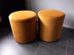 2 x okergeel poef/voetenbank, Huis en Inrichting, Banken | Voetenbanken en Poefen, Ophalen, Zo goed als nieuw, Rond, Stof