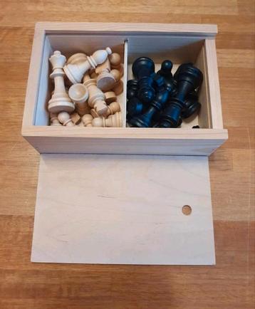 Vintage houten schaakstukken, gemaakt in voormalig GDR beschikbaar voor biedingen