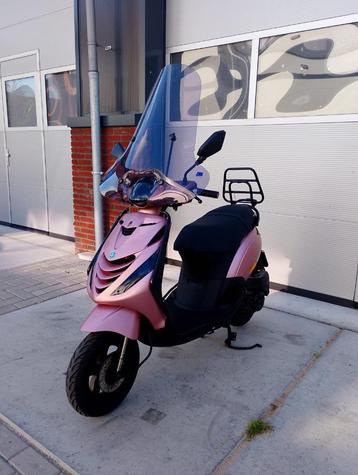 Piaggio Zip 4T Scooter Mat Lichtroze FULL LED (BROM) beschikbaar voor biedingen
