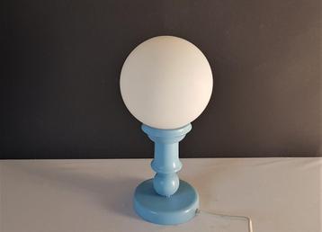Vintage bollampje met houten voet beschikbaar voor biedingen