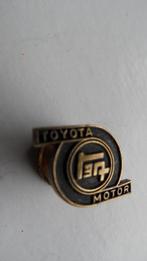 Toyota motorspeld, Japan met wieltje, Verzamelen, Speldjes, Pins en Buttons, Verzenden, Gebruikt, Merk, Speldje of Pin