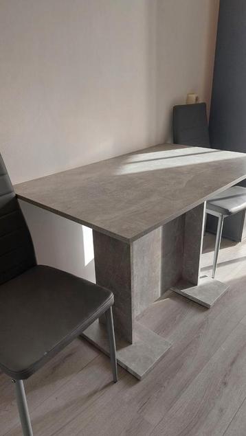 Tafel met 2 stoelen te koop zo goed als nieuw!