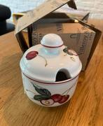 Villeroy & Boch Festival Jampot met deksel Kersen - Nieuw!, Overige typen, Nieuw, Ophalen of Verzenden, Overige stijlen