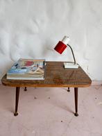 Vintage bijzettafeltje met melamine blad en messing voetjes, Ophalen, Gebruikt, Rechthoekig, Minder dan 55 cm