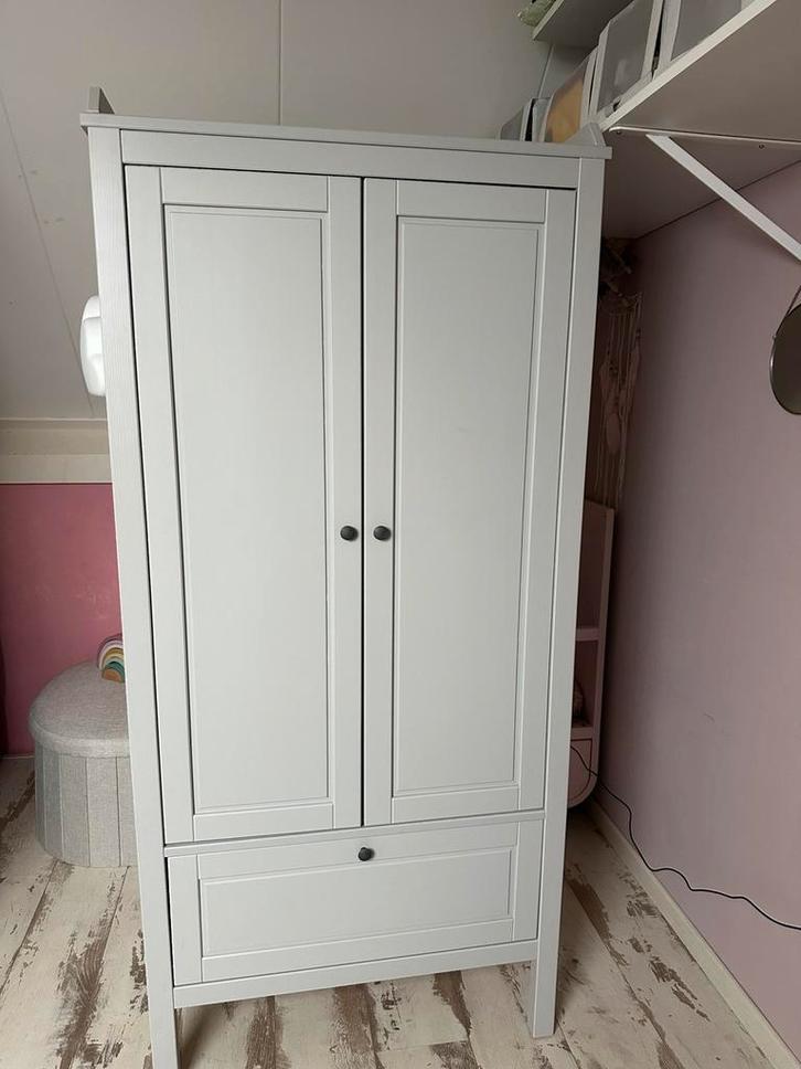 IKEA Sundvik kast grijs, zo goed als nieuw, kinderkamer, Kinderen en Baby's, Kinderkamer | Commodes en Kasten, Zo goed als nieuw