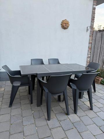 Uitschuifbare antraciet tuintafel met 6 stapelbare stoelen beschikbaar voor biedingen