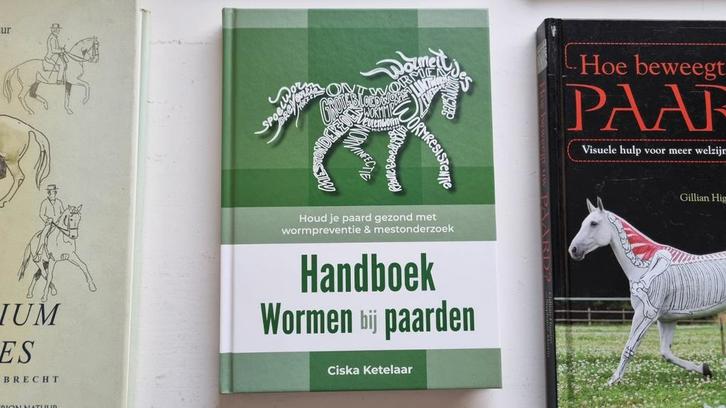 Handboek Wormen bij Paarden, Boeken, Studieboeken en Cursussen, Zo goed als nieuw, Alpha, Ophalen of Verzenden