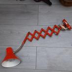Vintage metalen wandlamp / schaarlamp Hala oranje, Huis en Inrichting, Lampen | Wandlampen, Ophalen, Gebruikt, Metaal