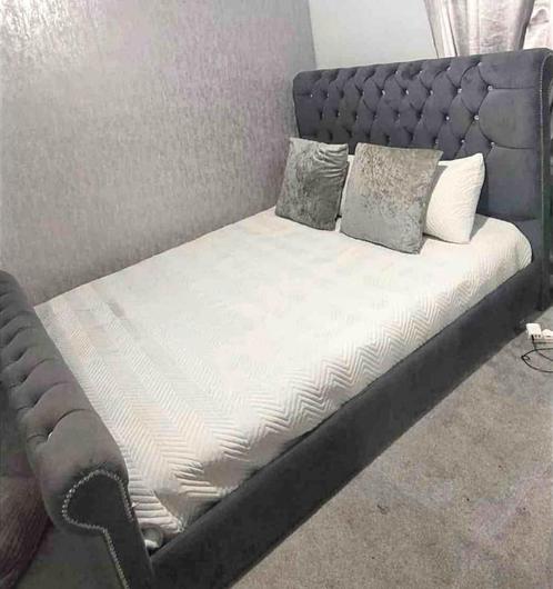 Elegante Bedframe met Knopen – Beschikbaar in Meerdere Maten, Huis en Inrichting, Slaapkamer | Beddengoed, Nieuw, Tweepersoons