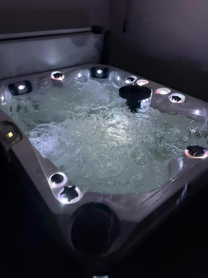 Passion jacuzzi 4 persoons zeer nette staat !!, Tuin en Terras, Zwembad-toebehoren, Zo goed als nieuw, Ophalen of Verzenden