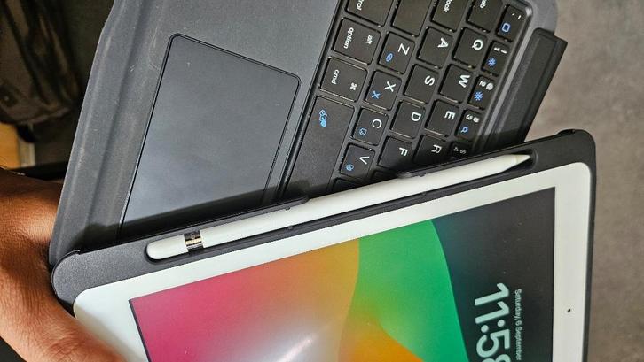Apple iPad 6th Gen 32 GB Used (Good)+Apple Pencil+Keyboard, Computers en Software, Apple iPads, Gebruikt, Apple iPad, Wi-Fi, 10 inch